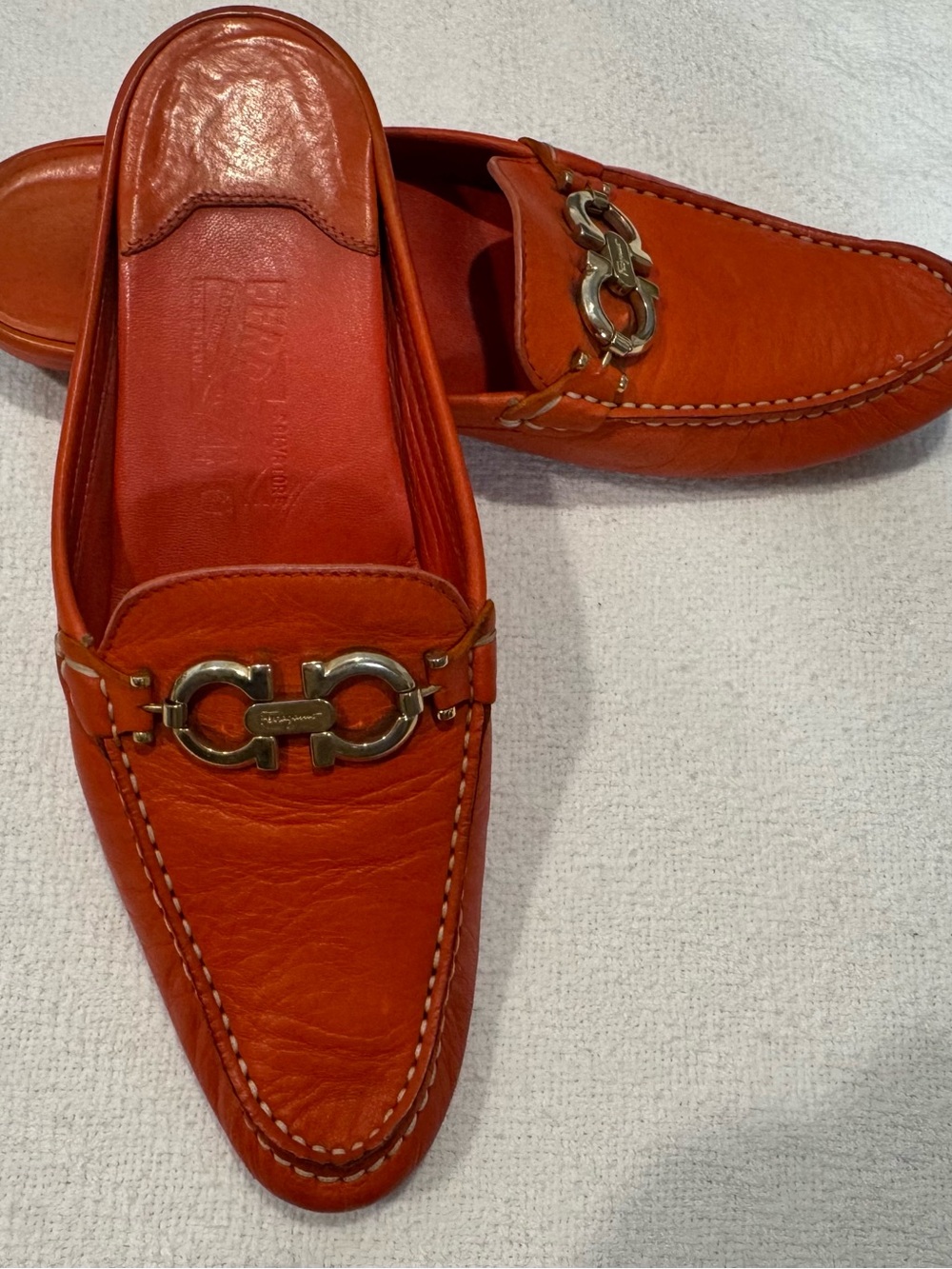 WONDERFUL SALVATORE FERRAGAMO ITALY LEATHER ORANGE FLATS LOGO Size 9 AA (NARROW)